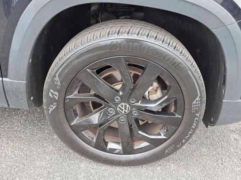 Certified 2022 Volkswagen Taos SE w/ IQ.Drive SE Package image 12