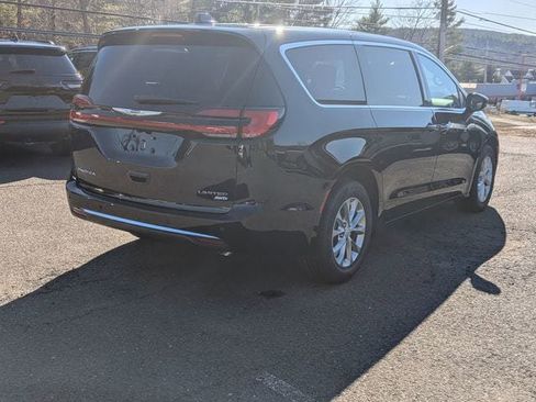 New 2026 Chrysler Pacifica Limited w/ Uconnect Theater Family Group image 5