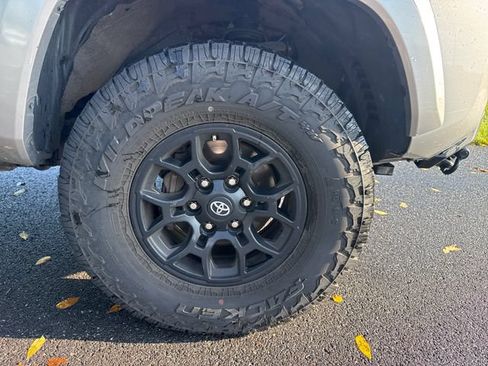Used 2020 Toyota Tacoma SR5 AWD/4WD image 11