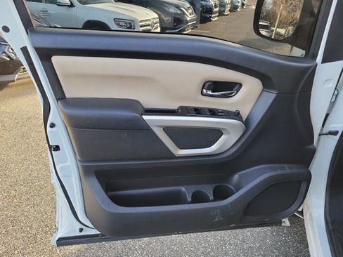 Used 2017 Nissan Titan SV image 14
