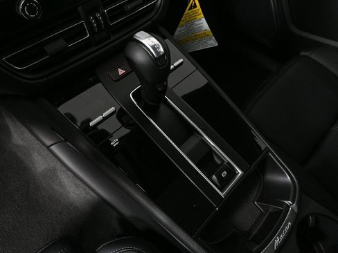 Certified 2025 Porsche Macan image 18