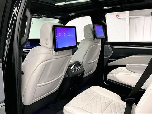 Used 2025 Cadillac Escalade ESV Sport Platinum AWD/4WD image 35