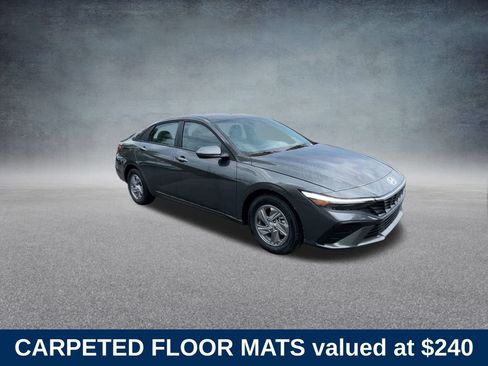 Used 2025 Hyundai Elantra SE image 2