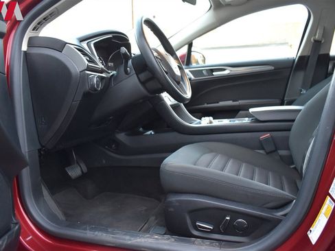 Used 2017 Ford Fusion SE w/ Fusion SE Technology Package image 10