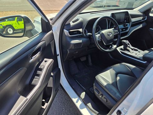 Used 2020 Toyota Highlander XLE AWD/4WD image 22