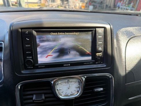 Used 2014 Chrysler Town & Country Touring image 13