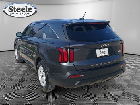 Used 2022 Kia Sorento LX image 3