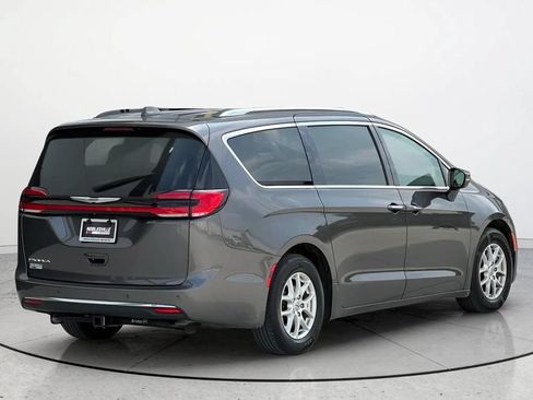 Used 2021 Chrysler Pacifica Touring-L FWD image 2