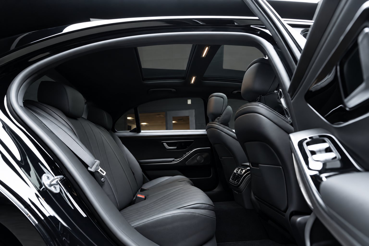 Used 2022 Mercedes-Benz S 500 4MATIC w/ AMG Line Package image 24
