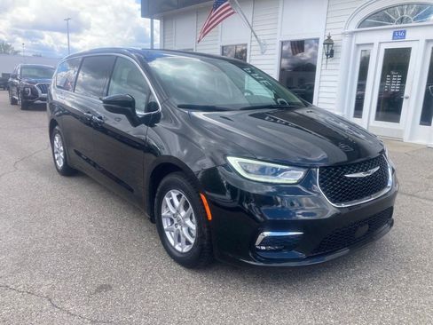 Used 2023 Chrysler Pacifica Touring-L FWD image 3