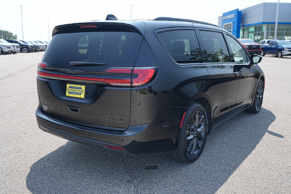 Used 2025 Chrysler Pacifica Limited FWD image 7
