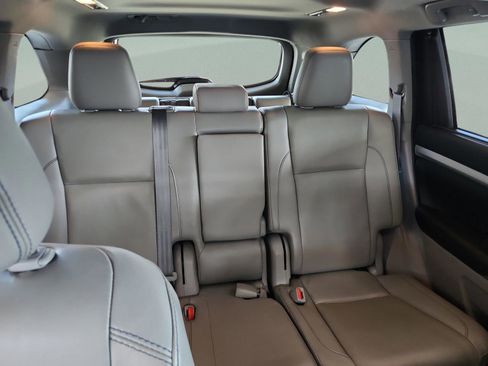 Used 2019 Toyota Highlander XLE FWD image 17