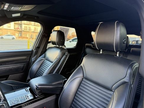 Used 2018 Land Rover Discovery HSE image 15