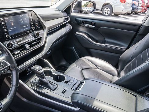 Used 2020 Toyota Highlander XLE FWD image 16