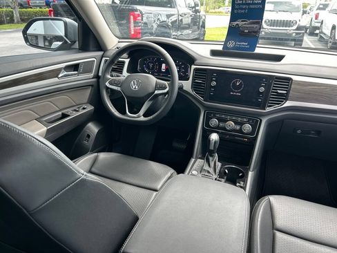 Used 2023 Volkswagen Atlas SE w/ Black Wheel Package FWD image 9