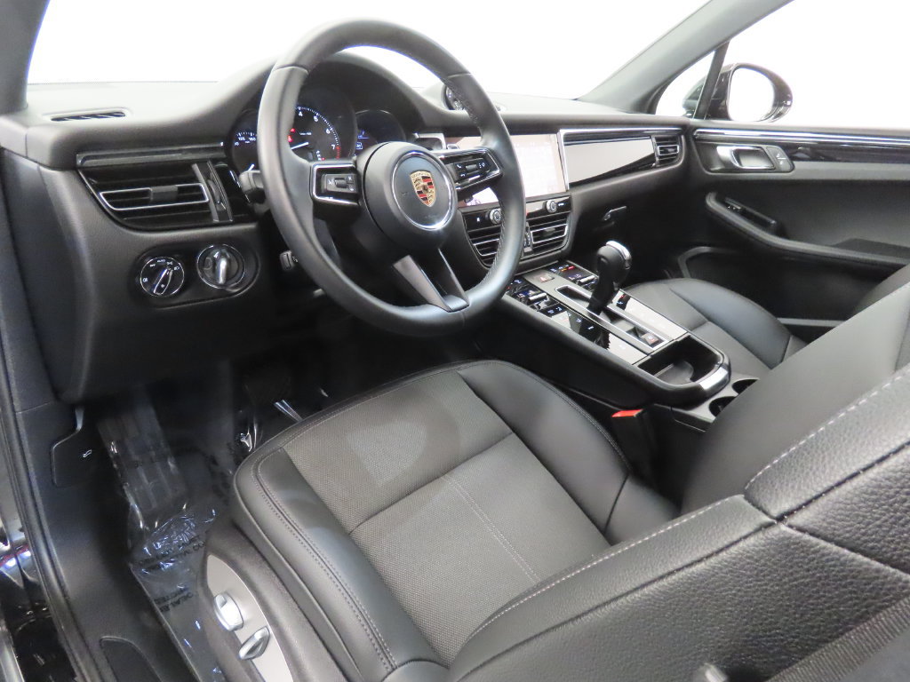 Certified 2026 Porsche Macan AWD/4WD image 4