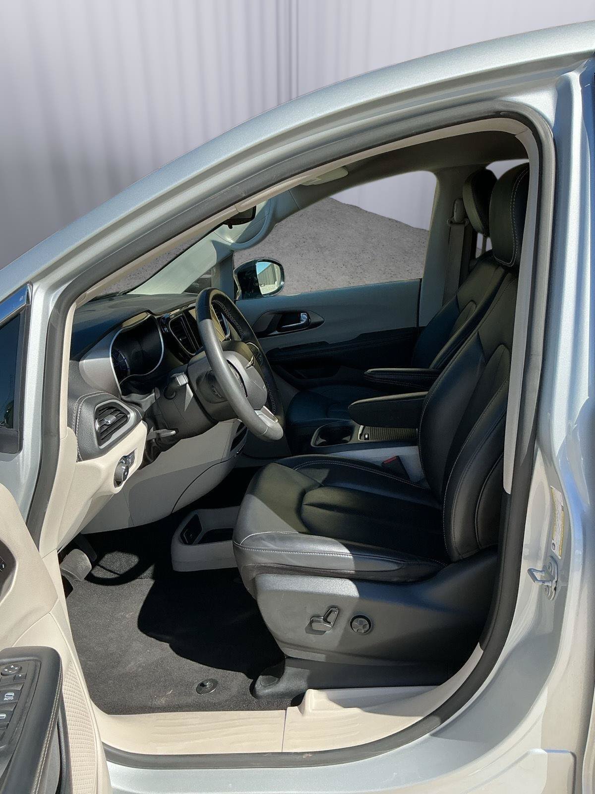 Used 2024 Chrysler Pacifica Limited FWD image 15