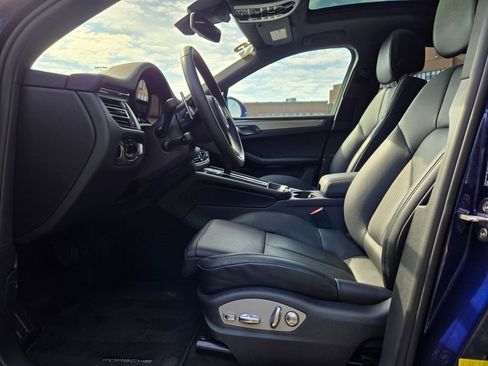 Used 2025 Porsche Macan image 19