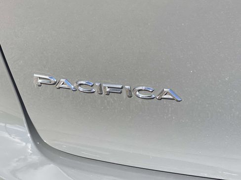Certified 2025 Chrysler Pacifica Select image 5