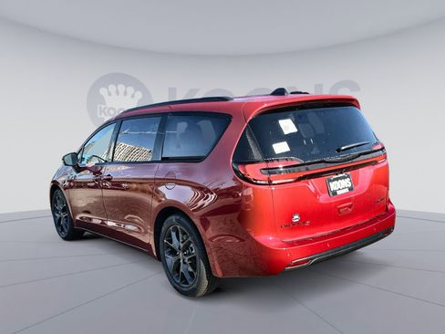 New 2026 Chrysler Pacifica Limited w/ S Appearance Package image 4