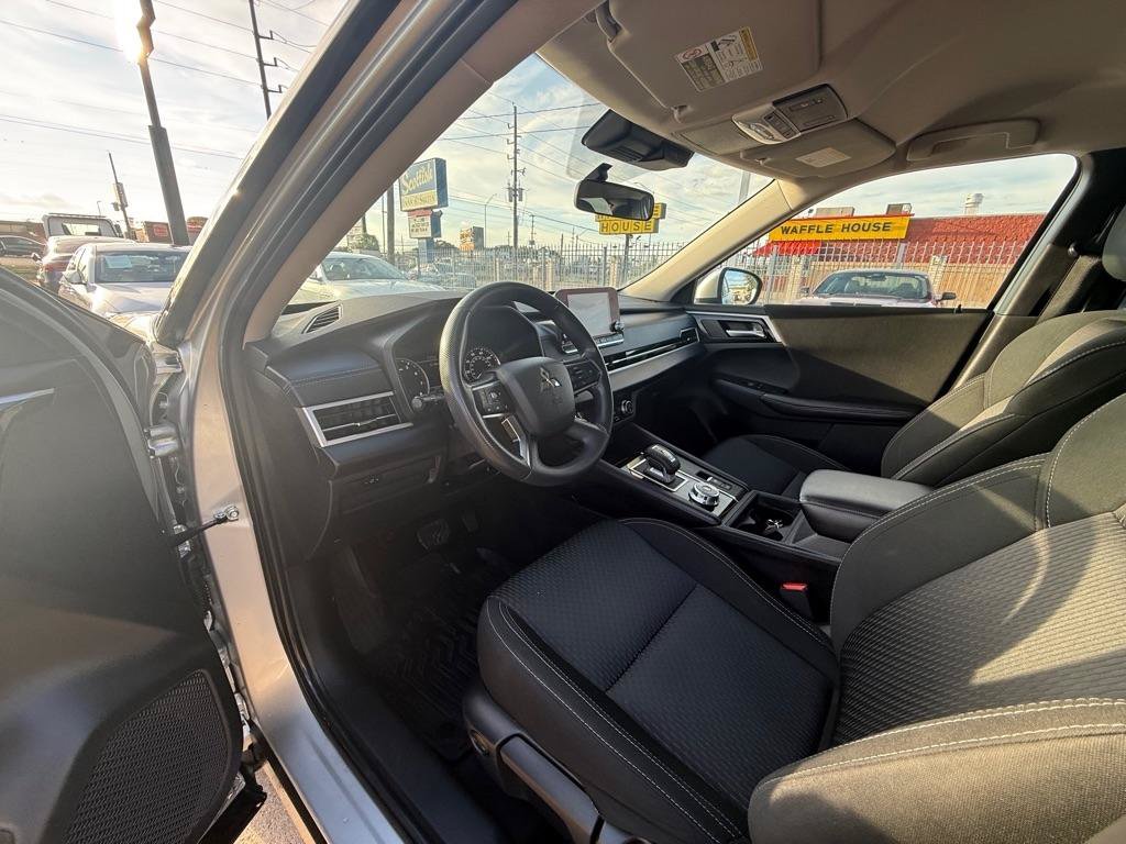 Used 2024 Mitsubishi Outlander ES FWD image 11