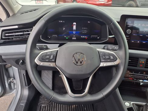 Used 2025 Volkswagen Jetta SE FWD image 7