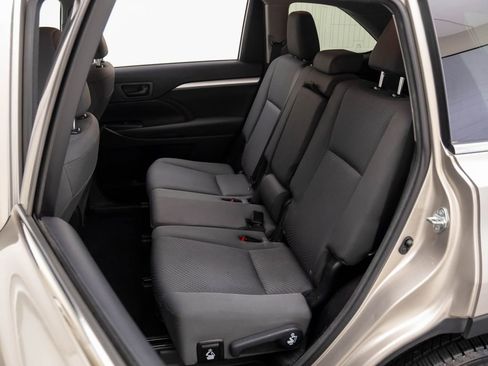 Used 2015 Toyota Highlander LE image 15