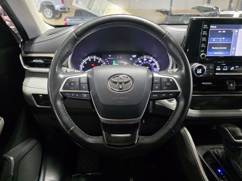 Used 2022 Toyota Highlander XLE FWD image 30
