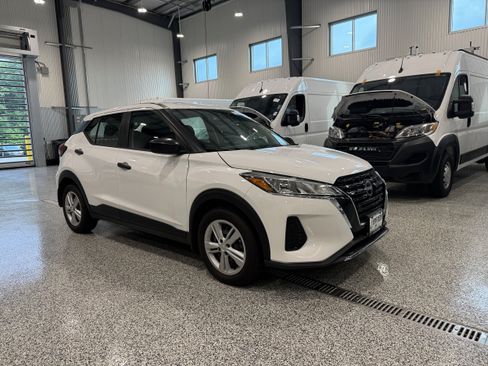 Used 2024 Nissan Kicks S FWD image 3
