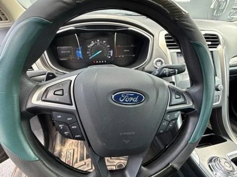 Used 2017 Ford Fusion SE w/ Fusion SE Technology Package FWD image 12