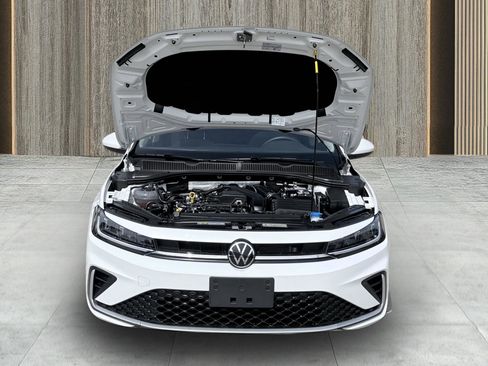 Used 2025 Volkswagen Jetta SE FWD image 17