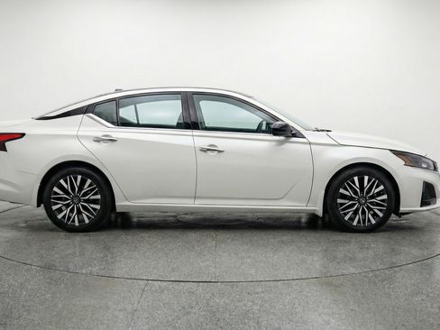 Used 2025 Nissan Altima 2.5 SV image 11