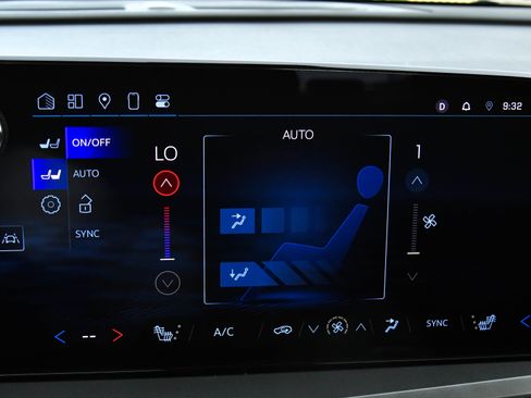 Used 2024 Chevrolet Traverse LT image 31