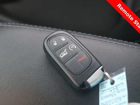 Used 2019 Jeep Cherokee Latitude Plus w/ Comfort/Convenience Group AWD/4WD image 3