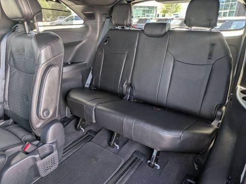 Used 2025 Toyota Sienna Platinum FWD image 32