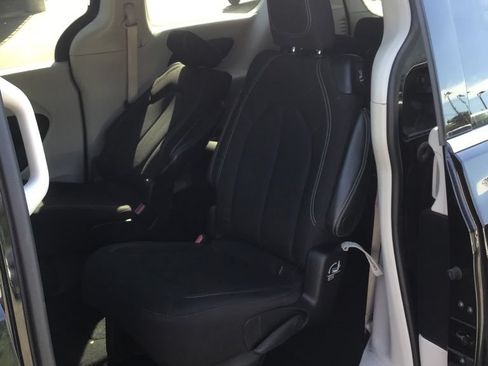 Used 2024 Chrysler Voyager LX FWD image 5