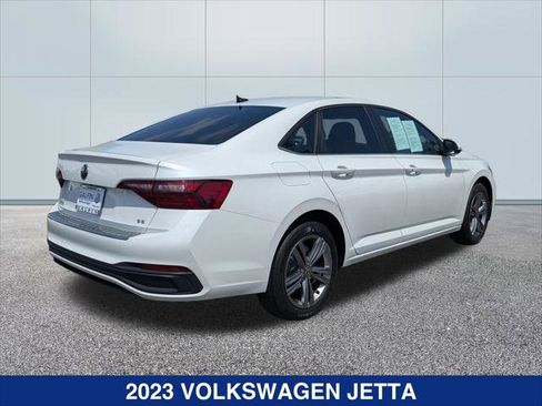 Used 2023 Volkswagen Jetta SE w/ Panoramic Sunroof Package FWD image 5