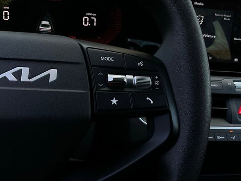 Used 2025 Kia K4 LXS image 35