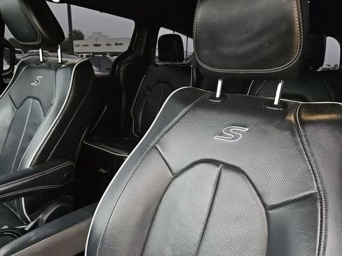 Used 2023 Chrysler Pacifica Limited w/ S Appearance Package image 33