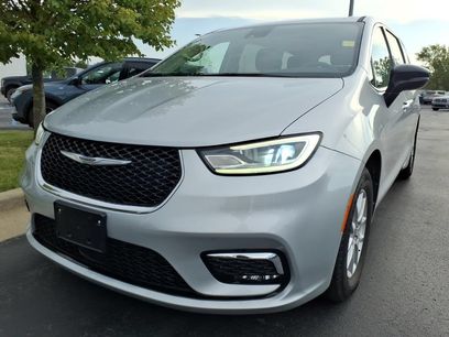 Used 2024 Chrysler Pacifica Touring-L