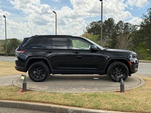 Used 2024 Jeep Grand Cherokee Altitude image 8