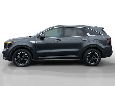 Used 2024 Kia Sorento S image 2