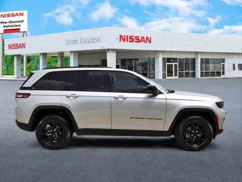 Used 2025 Jeep Grand Cherokee Altitude RWD image 5