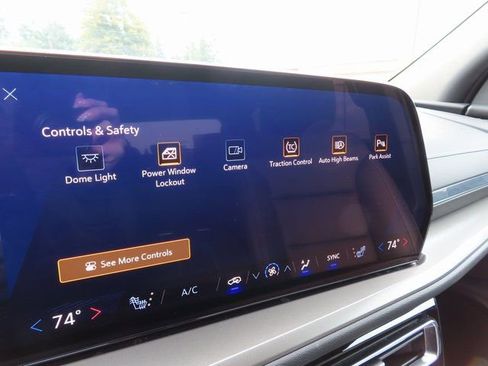 Used 2025 Chevrolet Traverse LT image 21