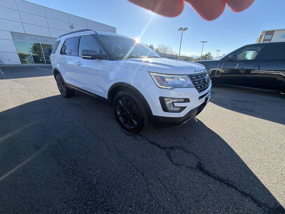 Used 2017 Ford Explorer XLT w/ Equipment Group 202A AWD/4WD image 7