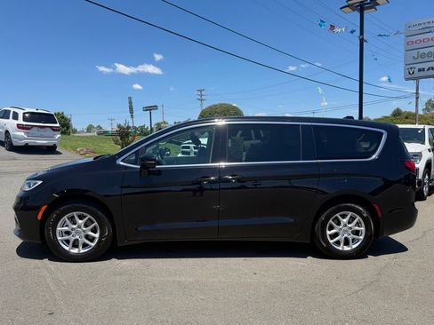 Used 2024 Chrysler Pacifica Touring-L FWD image 8