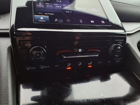 Used 2024 Jeep Grand Cherokee Laredo image 6