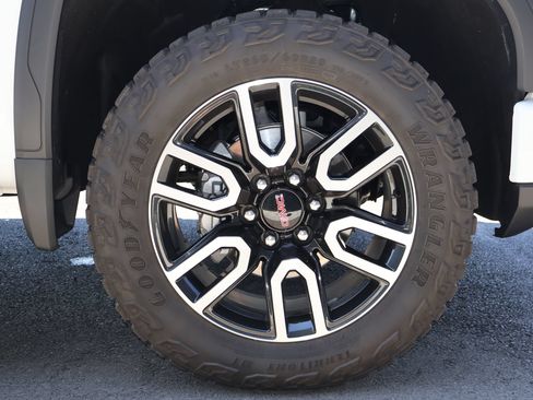 Used 2024 GMC Sierra 1500 AT4 w/ Technology Package AWD/4WD image 30