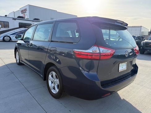 Used 2018 Toyota Sienna L w/ Carpet Mat Package image 5