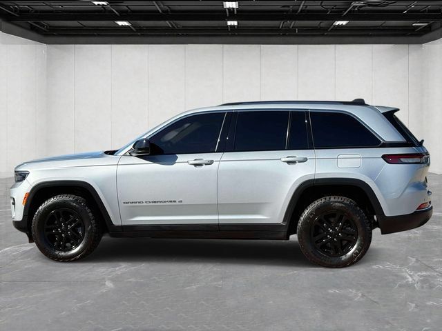 Used 2022 Jeep Grand Cherokee Laredo w/ Luxury Tech Group I AWD/4WD image 8